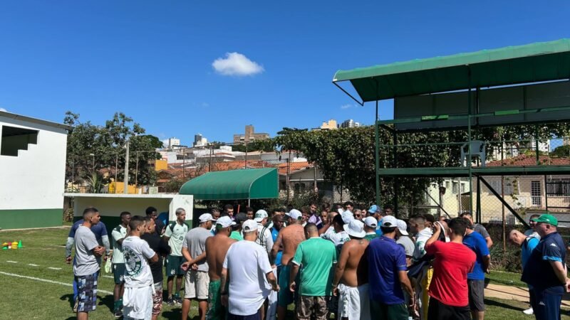 Elano se integra ao Departamento de Futebol e Torcedores fazem cobranças em treinamento