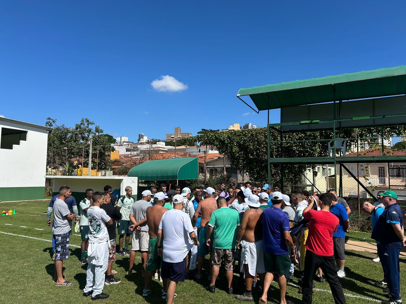 Elano se integra ao Departamento de Futebol e Torcedores fazem cobranças em treinamento