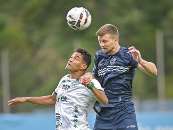 Implacável, Guarani vence o Barra-SC por 2 a 0 com Show de Carlos Eduardo e Muralha Caíque França