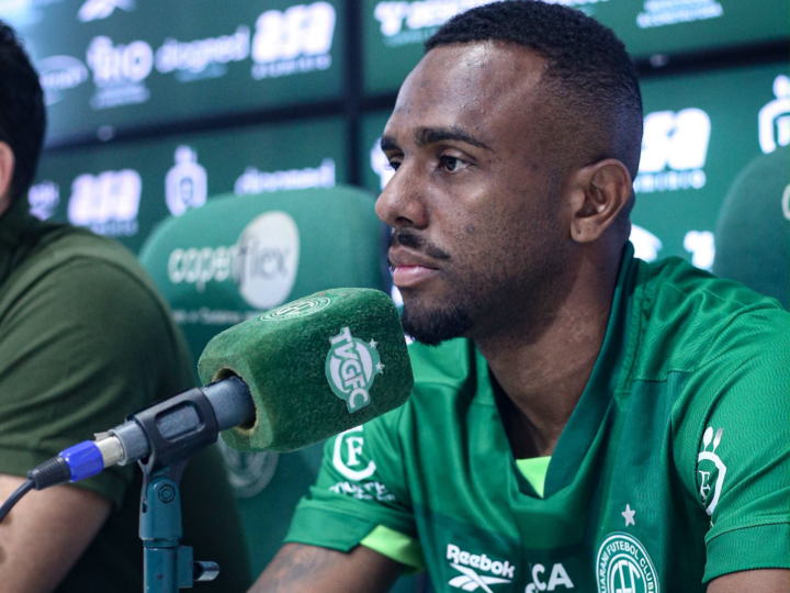 De volta ao Bugre, atacante Matheus Guilherme é apresentado em coletiva
