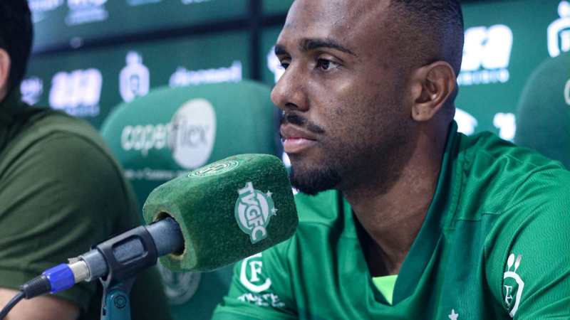 De volta ao Bugre, atacante Matheus Guilherme é apresentado em coletiva
