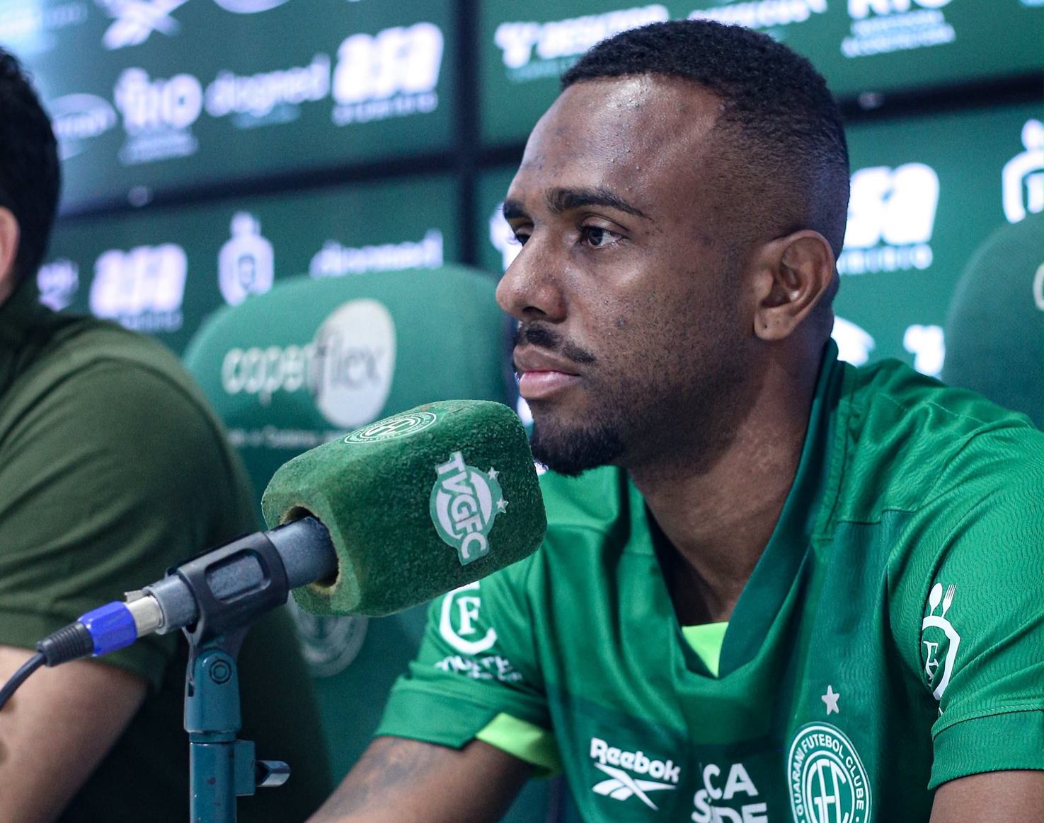 De volta ao Bugre, atacante Matheus Guilherme é apresentado em coletiva