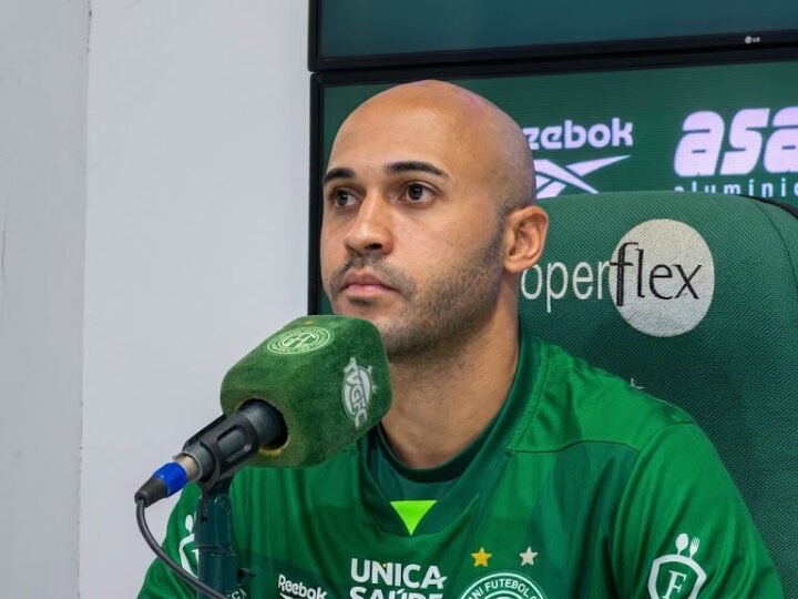 Dudu chega ao Guarani em busca de recomeço e foca no acesso: “Camisa muito pesada”