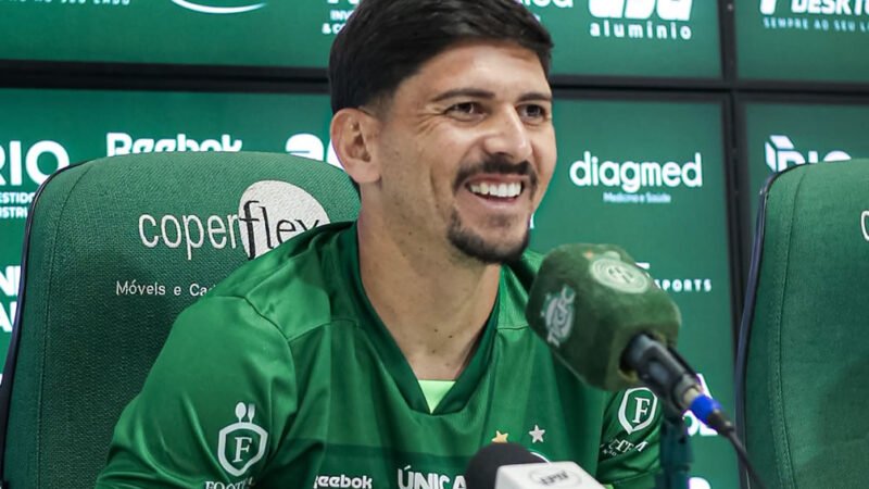 Apresentado, Neto Costa fala sobre momento, acesso e características de jogo